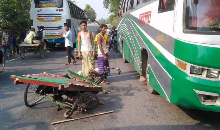 টাঙ্গাইলে বাসের ধাক্কায় স্বামী স্ত্রীসহ চারজন নিহত