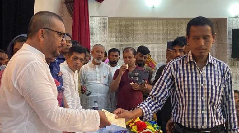 লালমোহনে ৫ রোগী পেল ২লক্ষ ৫০ হাজার টাকার চেক