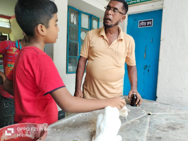 চিকিৎসার জন্য অসুস্থ্য বিড়ালকে নিয়ে প্রাণিসম্পদ কার্যালয়ে শিশু দিদার