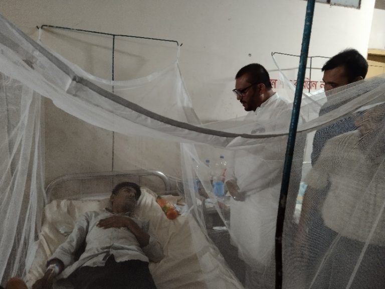 লালমোহনে ডেঙ্গু রোগীদের সহায়তা প্রদান করলেন এমপি শাওন