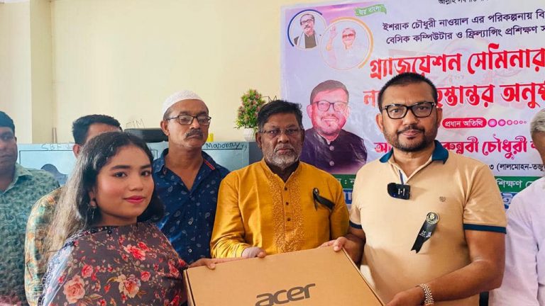 স্মার্ট বাংলাদেশ বিনির্মানে বিনামূল্যে ১৫টি ল্যাপটপ বিতরন করলেন এমপি শাওন