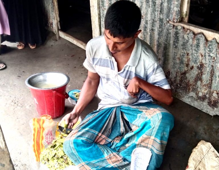 শারিরীক প্রতিবন্ধী নয়নের জীবন সংগ্রাম