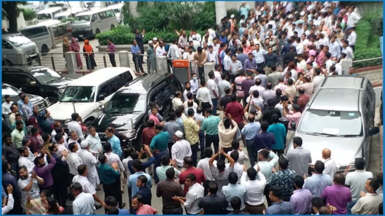 সচিবালয়ের কর্মচারীদের বিক্ষোভ