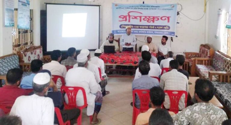 লালমোহনে মাছের পরিচর্যা ও সংরক্ষণ বিষয়ে মৎস্যজীবীদের প্রশিক্ষণ