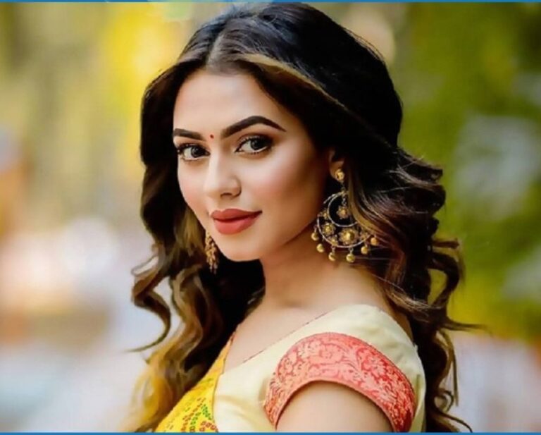নায়িকা নুসরাত ফারিয়া বিমানবন্দর থেকে আটক