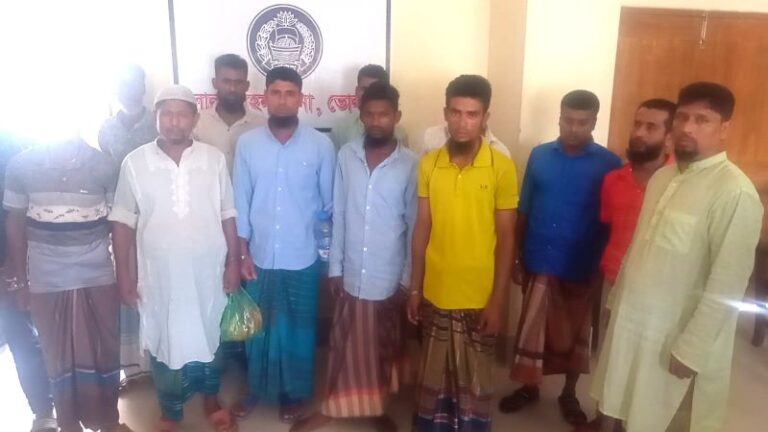 লালমোহনে একরাতেই ২০ আসামি গ্রেফতার