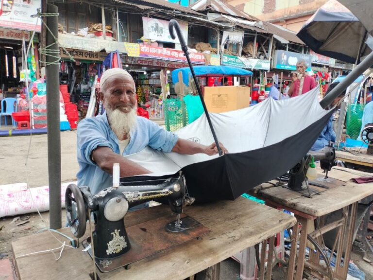 বৃষ্টিতে কদর বাড়ে ছাতা কারিগরদের
