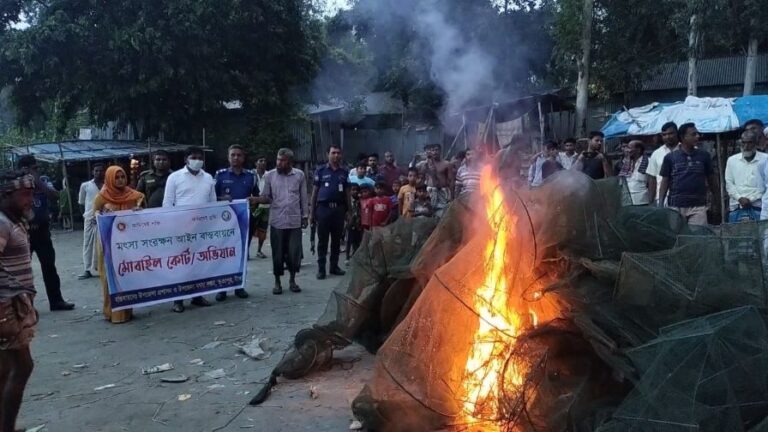 টাঙ্গাইলের ভূঞাপুরে ১,৮০০ মিটার কারেন্ট জাল পুড়িয়ে দিলো প্রশাসন