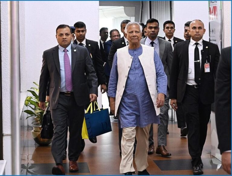 যুক্তরাজ্য সফর শেষে দেশে ফিরেছেন প্রধান উপদেষ্টা ড. মুহাম্মদ ইউনূস