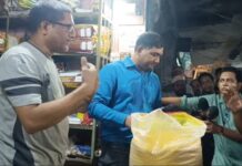 টাঙ্গাইলে মুগ ডালের নামে মথবিজ ডাল বিক্রি, দুই ব্যবসায়ীকে জরিমানা