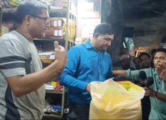 টাঙ্গাইলে মুগ ডালের নামে মথবিজ ডাল বিক্রি, দুই ব্যবসায়ীকে জরিমানা