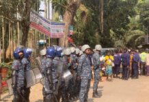 লালমোহন হাজিরহাট বাজারে হ্যাঁ ও না ভোটকে কেন্দ্র করে বিএনপি জামায়াতের মুখোমুখি অবস্থান