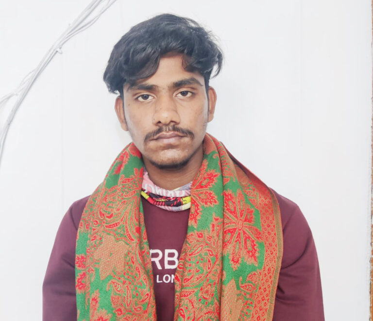 লালমোহনে স্ত্রীকে বালিশ চাপায় হত্যা, স্বামী আটক