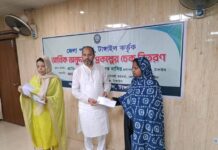 টাঙ্গাইলে আর্থিক অনুদান ও প্রকল্পের চেক বিতরণ