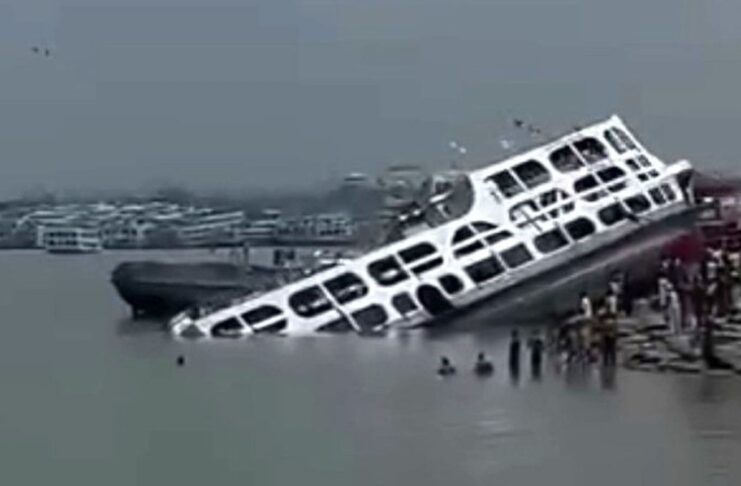 বরিশালে চরমোনাই মাহফিলের লঞ্চডুবি