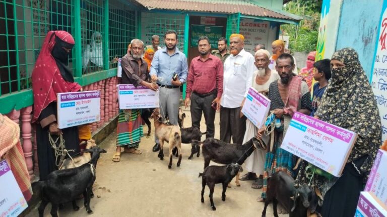 লালমোহনে দ্বীপ উন্নয়ন সোসাইটির উদ্যোগে হতদরিদ্রদের মাঝে ছাগল বিতরণ