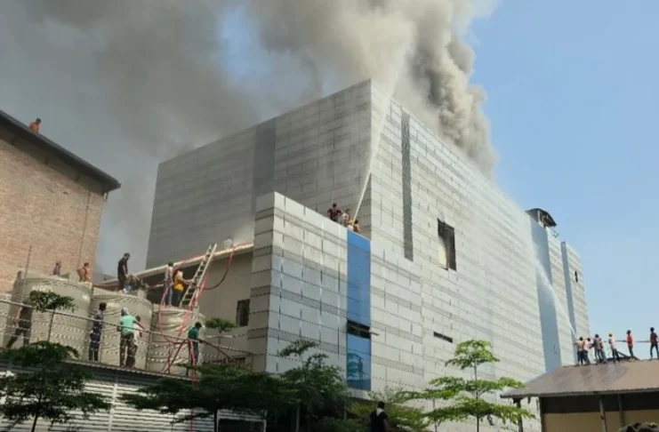 টঙ্গীর ড্রাগ ইন্টারন্যাশনাল ফার্মাসিউটিক্যালসের কারখানা আগুন নিয়ন্ত্রণে যোগ দিয়েছে সেনাবাহিনী